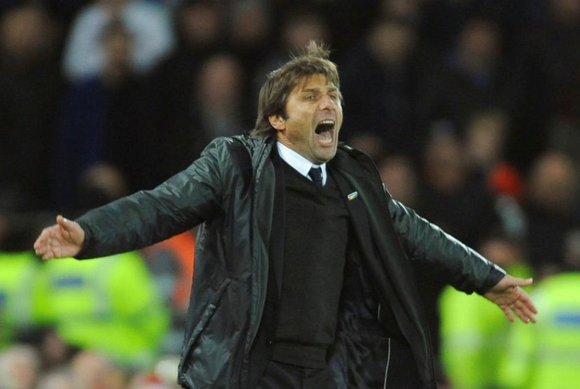 Reaksi pelatih Chelsea, Antonio Conte pada laga Liga Primer Inggris lawan Liverpool di Anfield, Ahad (26/11) dini hari WIB.