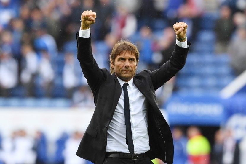 Reaksi pelatih Chelsea, Antonio Conte seusai laga Liga Primer Inggris lawan Leicester City di Stadion King Power, Sabtu (9/9). Chelsea menang 2-1.