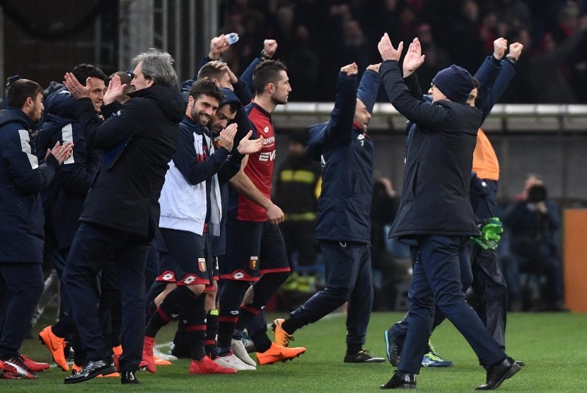 Reaksi pelatih Genoa, Davide Ballardini (kanan) usai timnya mengalahkan Inter Milan pada laga lanjutan Serie A di Luigi Ferraris, Ahad (18/2) dini hari WIB.