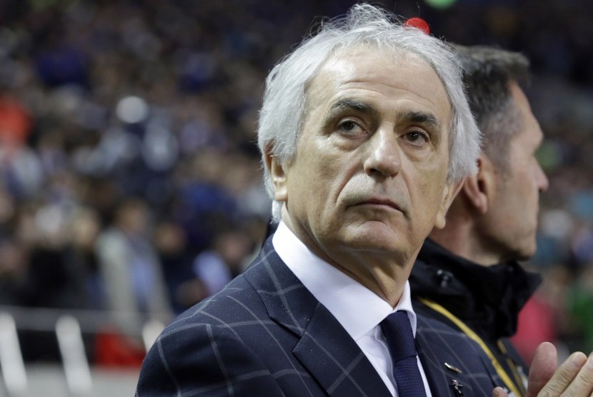 Reaksi pelatih Jepang, Vahid Halilhodzic pada laga kualifikasi Piala Dunia 2018 lawan Thailand di stadion Saitama, Selasa (28/3). Jepang menang 4-0.