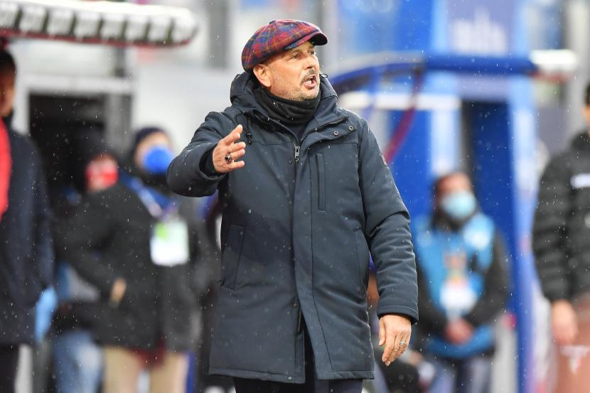 Reaksi pelatih kepala Bologna Sinisa Mihajlovic selama pertandingan sepak bola Serie A Italia antara FC Crotone dan Bologna FC di stadion Ezio Scida di Crotone, Italia, 20 Maret 2021