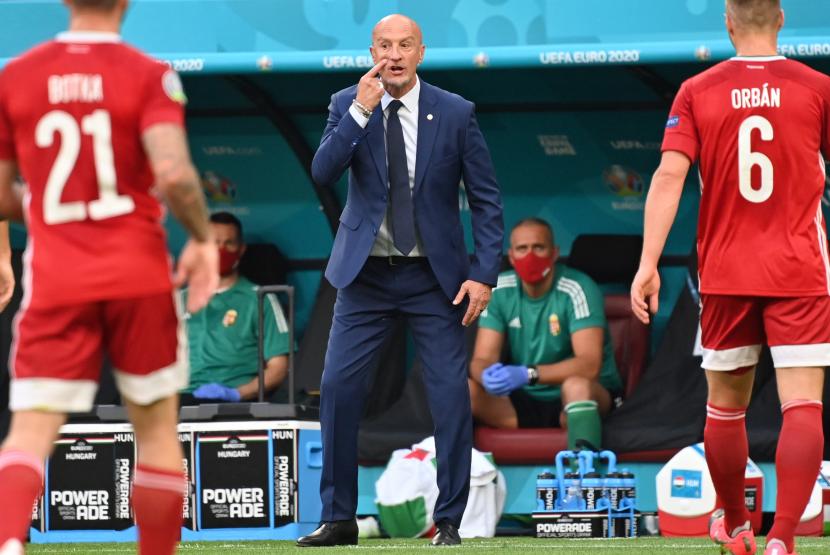 Reaksi pelatih kepala Hungaria Marco Rossi saat pertandingan sepak bola babak penyisihan grup F UEFA EURO 2020 antara Hungaria dan Portugal di Budapest, Hungaria, 15 Juni 2021. 