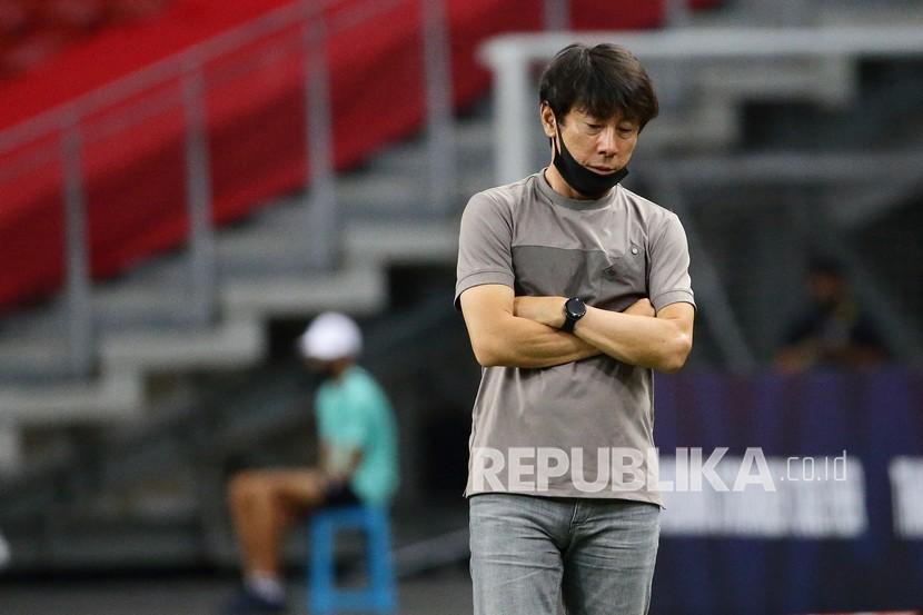  Reaksi pelatih timnas Indonesia, Shin Tae-yong di pinggir lapangan saat pertandingan leg pertama final Piala AFF 2020 antara Indonesia dan Thailand di Singapura, Rabu, 29 Desember 2021. Indonesia kalah 0-4 di laga itu.