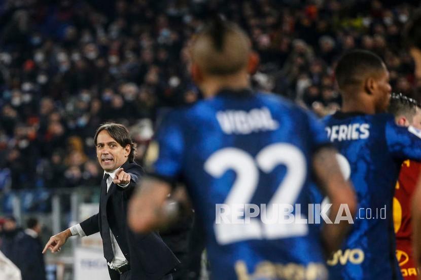  Reaksi pelatih kepala Inter Simone Inzaghi saat pertandingan sepak bola Serie A Italia antara AS Roma dan FC Inter di stadion Olimpico di Roma, Italia, Ahad (5/12) dini hari WIB.