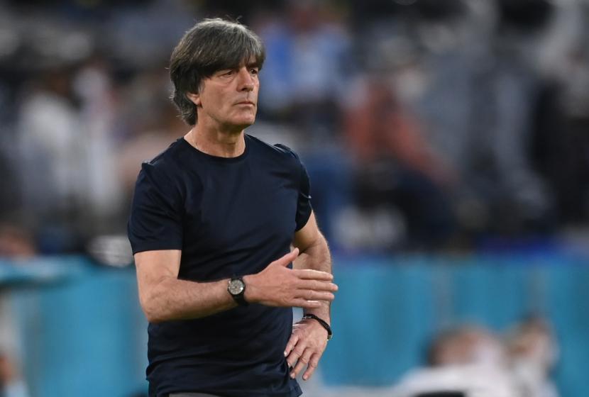 Reaksi pelatih kepala Jerman Joachim Loew selama pertandingan sepak bola babak penyisihan Grup F Euro 2020 antara Prancis dan Jerman di Muenchen, Jerman, 15 Juni 2021.