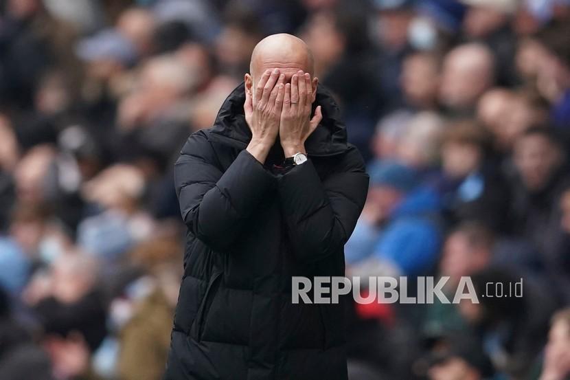  Reaksi pelatih Manchester City Pep Guardiola saat pertandingan sepak bola Liga Inggris antara Manchester City dan Southampton, Ahad (23/1/2022). Man City ditahan imbang 1-1 Southampton.