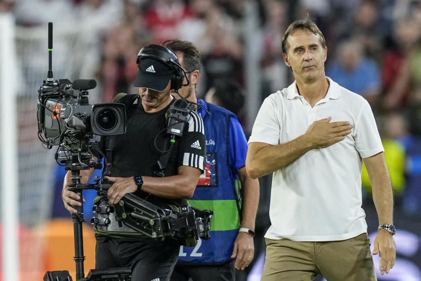  Reaksi pelatih kepala Sevilla Julen Lopetegui usai pertandingan grup G Liga Champions antara Sevilla dan Borussia Dortmund di stadion Ramon Sanchez Pizjuan di Sevilla, Spanyol, Kamis (6/10/2022) dini hari WIB. 