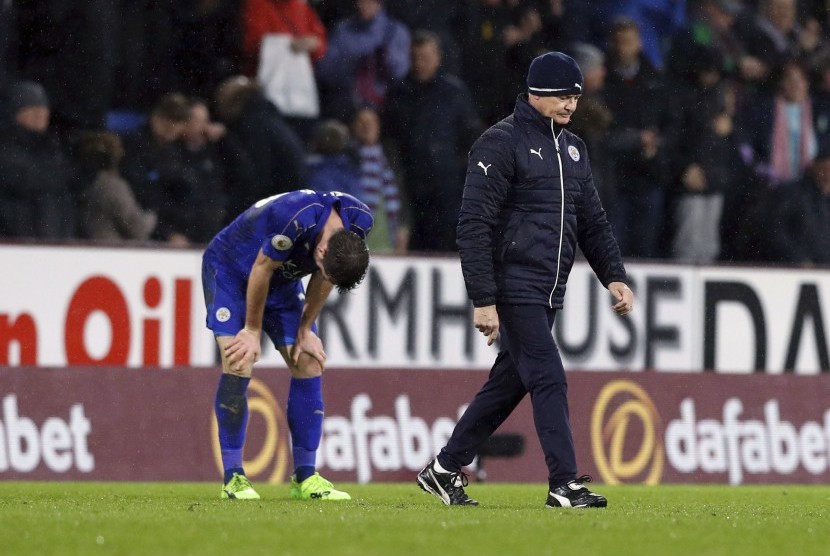 Reaksi pelatih Leicester City, Claudio Ranieri (kanan) dan gelandang, Danny Drinkwater seusai laga Liga Primer lawan Burnley di stadio Turf Moor, Rabu (1/2) dini hari WIB. Leicester kalah 0-1.