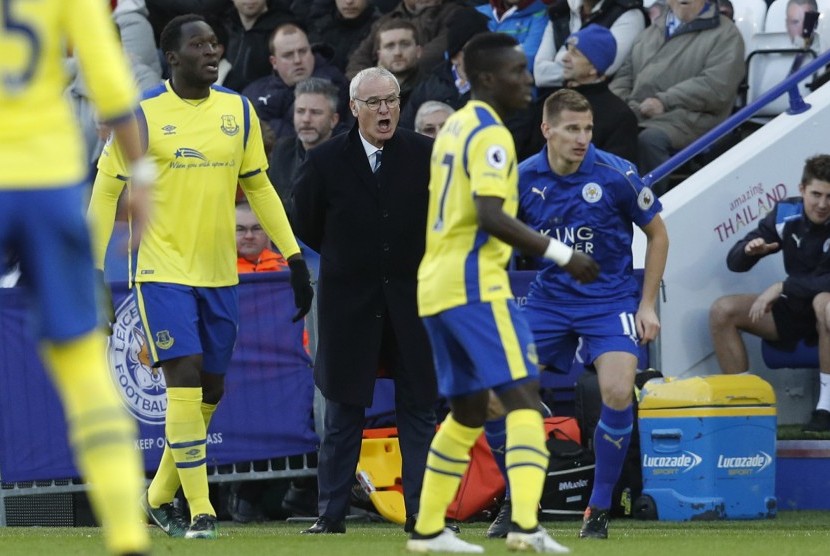 Reaksi pelatih Leicester City, Claudio Ranieri (tengah) pada laga Liga Primer lawan Everton di stadion King Power, Senin (26/12). Leicester kalah 0-2.