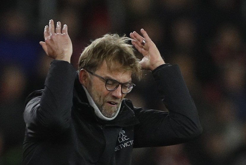 Reaksi pelatih Liverpool, Juergen Klopp pada laga semifinal Piala Liga lawan Southampton di St Mary's, Kamis (12/1) dini hari WIB. Liverpool kalah 0-1.