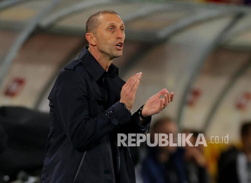 Pelatih Makedonia Utara Blagoja Milevski pede melawan Portugal di playoff Piala Dunia 2022.