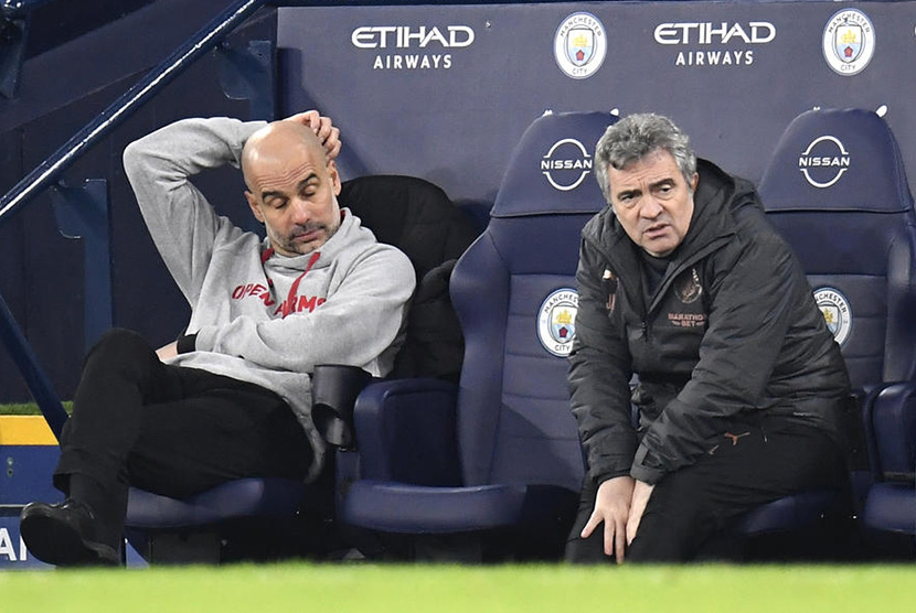 Reaksi pelatih Manchester City Guardiola (kiri) saat laga melawan Manchester United, di Etihad Stadium, berakhir Senin (8/3) dini hari WIB. 