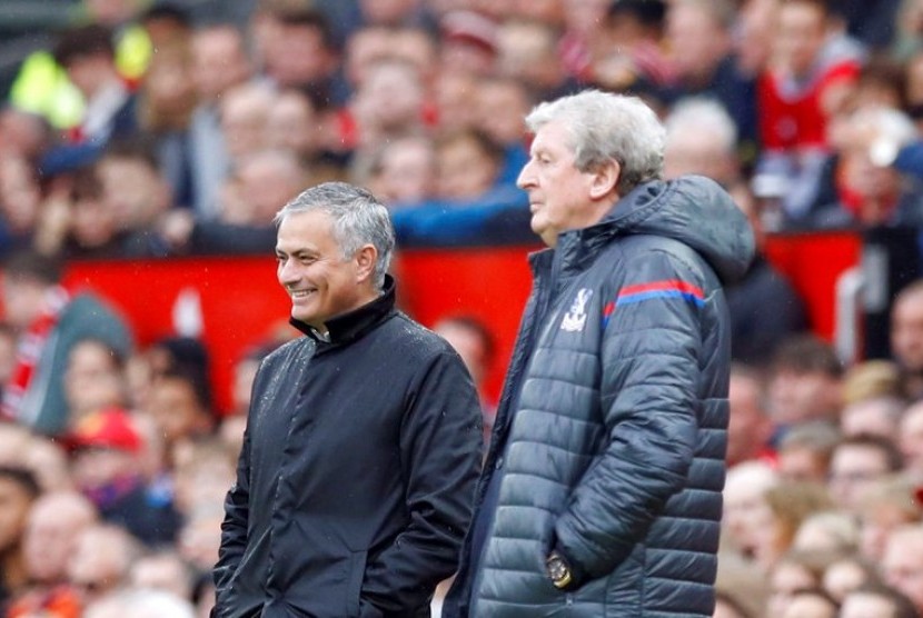 Reaksi pelatih Manchester United, Jose Mourinho (kiri) pada laga Liga Primer Inggris lawan Crystal Palace di Old Trafford, Sabtu (30/9). United menang 4-0.