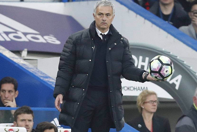 Reaksi pelatih Manchester United, Jose Mourinho pada laga Liga Primer lawan Chelsea di Stamford Bridge, Ahad (23/10). United kalah telak 0-4 pada laga itu.