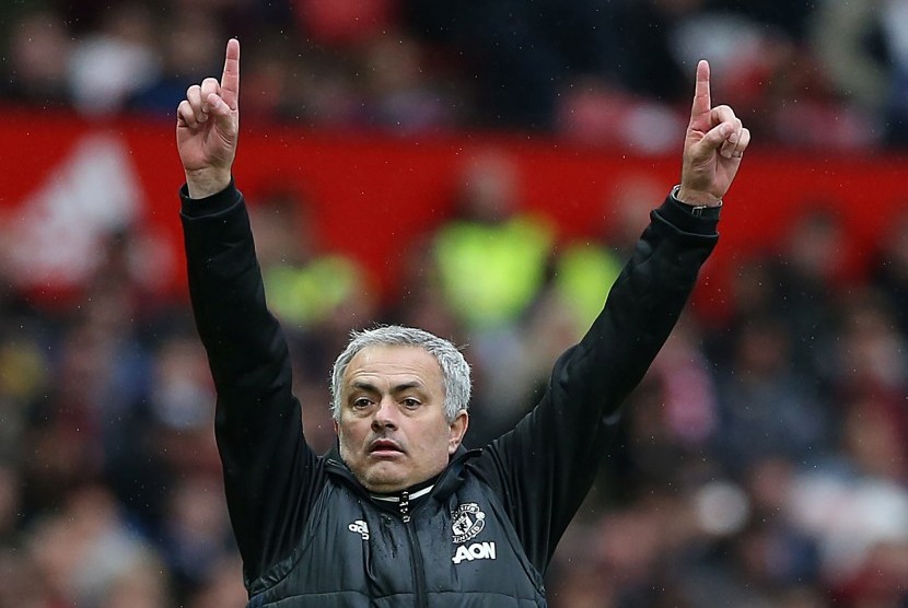 Reaksi pelatih Manchester United, Jose Mourinho pada laga Liga Primer lawan Chelsea di Old Trafford, Ahad (16/4). United menang 2-0.
