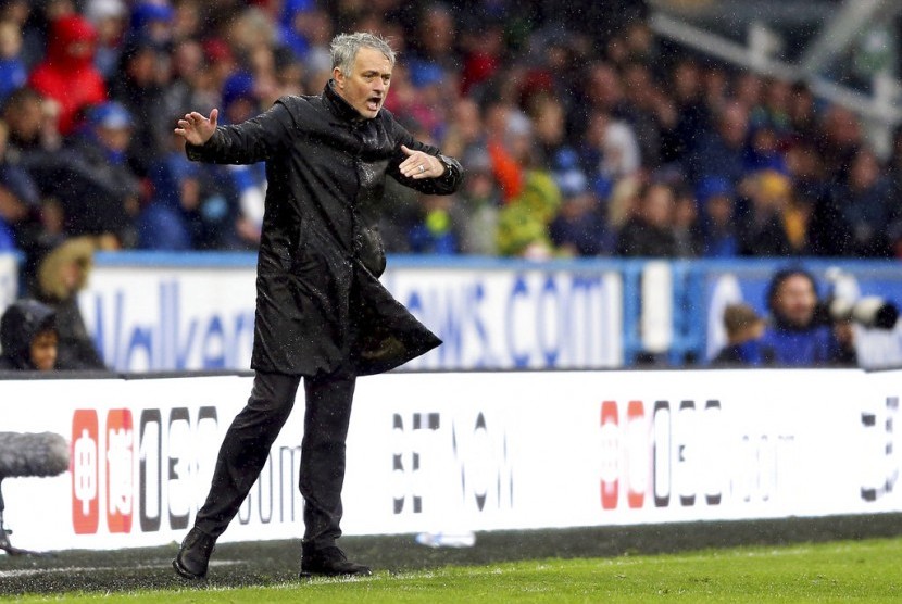 Reaksi pelatih Manchester United, Jose Mourinho pada laga Liga Primer Inggris, lawan Huddersfield Town di Stadion John Smith, Sabtu (21/10). United kalah 1-2 pada laga ini.