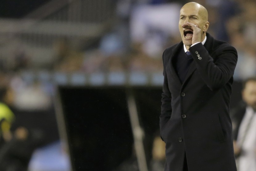 Reaksi pelatih Real Madrid, Zinedine Zidane pada laga Copa del Rey lawan Celta Vigo di stadion Balaidos, Kamis (26/1) dini hari WIB. Madrid kalah agregat 3-4.