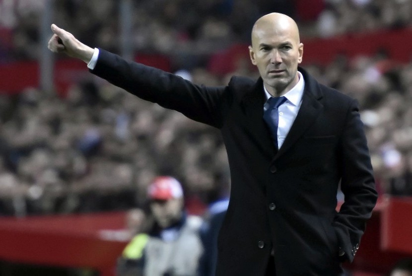 Reaksi pelatih Real Madrid, Zinedine Zidane pada laga La Liga lawan Sevilla di stadion Ramon Sanchez Pizjuan, Senin (16/1) dini hari WIB. Madrid kalah 1-2.