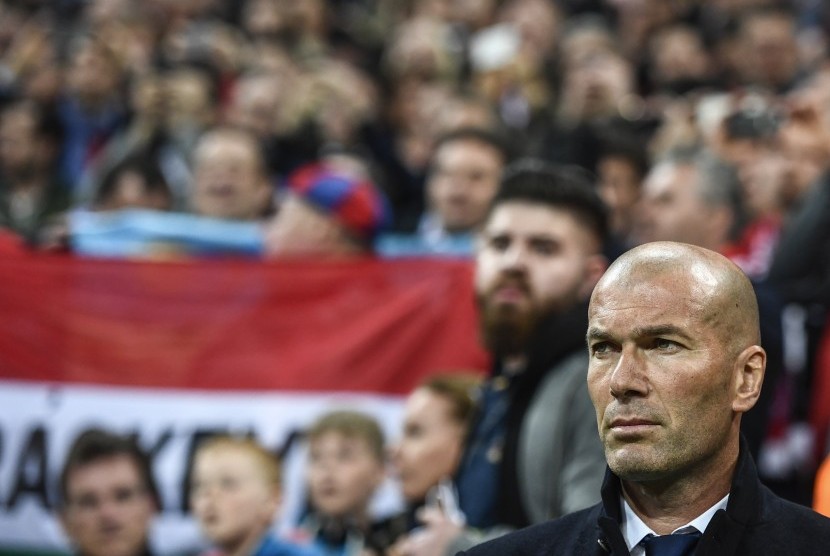 Reaksi pelatih Real Madrid, Zinedine Zidane, pada laga leg pertama perempat final Liga Champions lawan Bayern Muenchen di Allianz Arena, Kamis (13/4) dini hari WIB. Madrid menang 2-1.