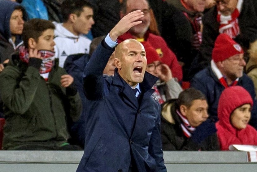 Reaksi pelatih Real Madrid Zinedine Zidane pada pertandingan La Liga melawan Athletic Bilbao di Stadion San Mames, Bilbao, Spanyol, Ahad (3/12) dini hari WIB. 