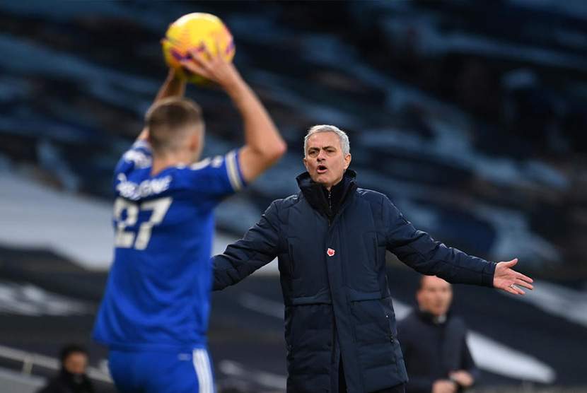 Reaksi pelatih Tottenham Hotspur Mourinho saat laga melawan Leicester di Stadion Tottenham, London, Ahad (21/2)