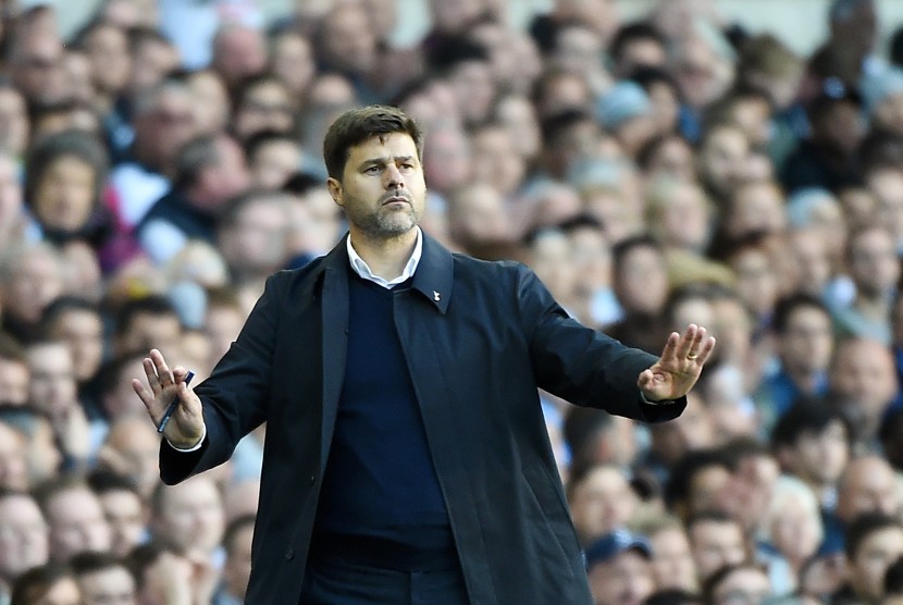 Reaksi pelatih Tottenham Hotspur pada laga lawan Manchester City di White Hart Lane, Ahad (2/10). Setelah kemenangan 2-0 itu, Spurs kini menempel City di puncak klasemen Liga Primer Inggris.