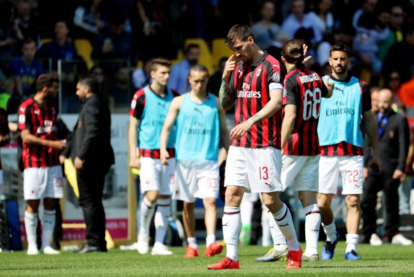 Reaksi pemain AC Milan ketika imbang 1-1 melawan Parma.