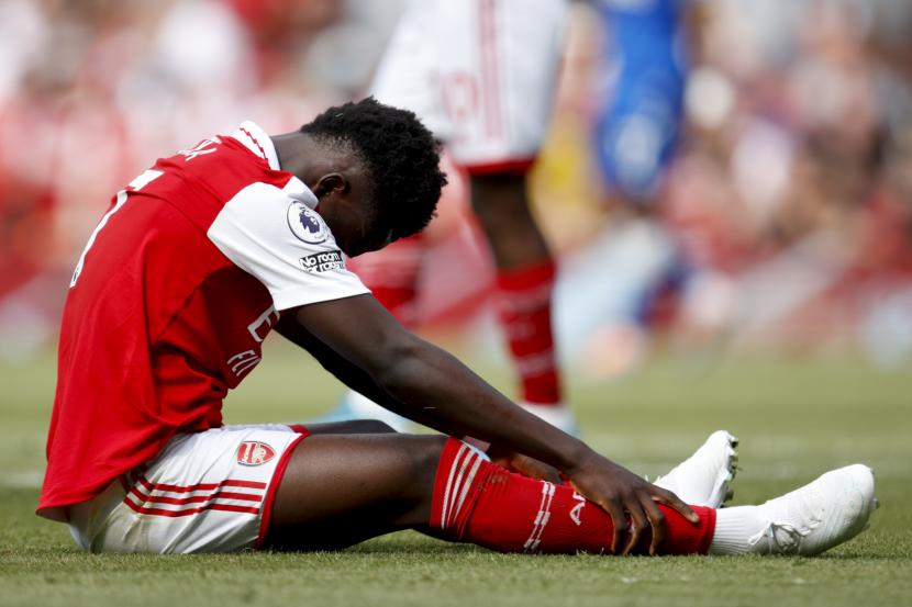 Reaksi pemain Arsenal Bukayo Saka saat kehilangan peluang mencetak gol pada pertandingan sepak bola Liga Inggris antara Arsenal dan Everton di Stadion Emirates di London, Ahad, 22 Mei 2022.