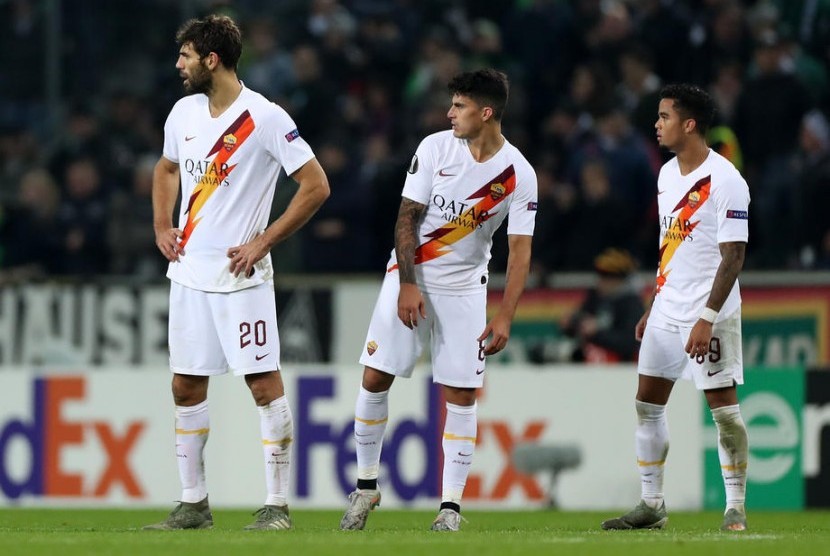 Reaksi pemain AS Roma ketika kalah dari Borussia Moenchengladbach.