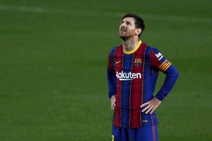 Reaksi pemain Barcelona Lionel Messi usai melewatkan kesempatan mencetak gol dalam pertandingan sepak bola La Liga Spanyol antara FC Barcelona dan Granada di stadion Camp Nou di Barcelona, Spanyol, Kamis, 29 April 2021.