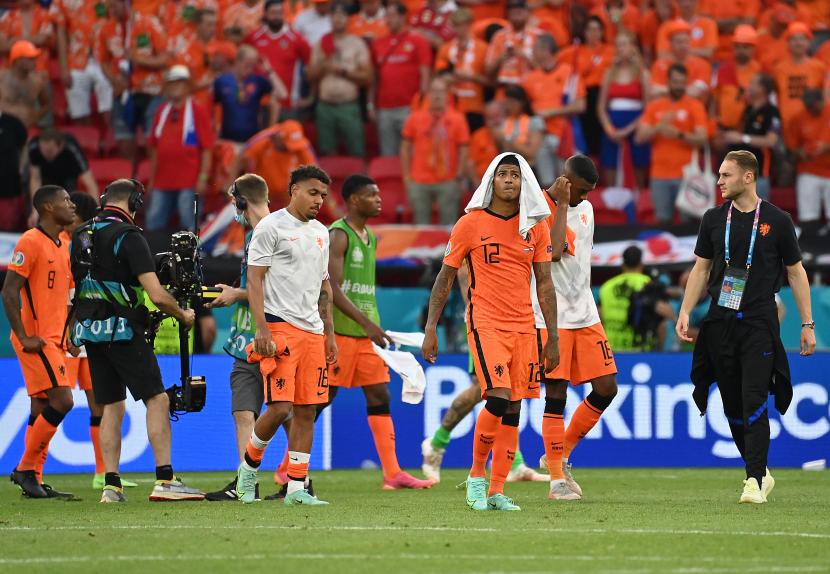  Reaksi pemain Belanda setelah pertandingan sepak bola babak 16 besar UEFA EURO 2020 antara Belanda dan Republik Ceko di Budapest, Hongaria, 27 Juni 2021.