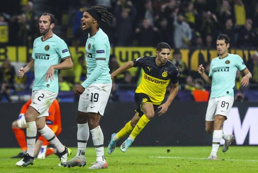 Pemain Borussia Dortmund Achraf Hakimi (kedua kanan) usai menjebol gawang lawan.
