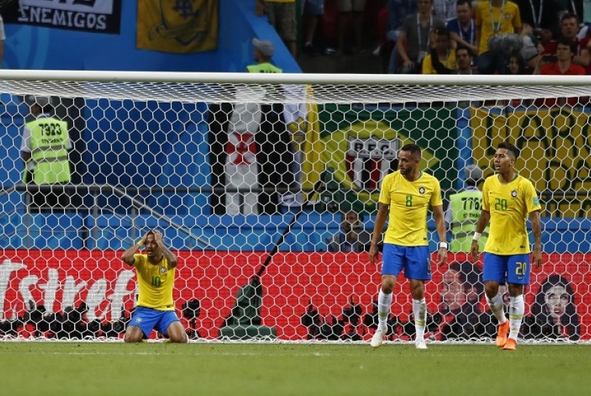  Reaksi pemain Brasil Neymar (kiri) setelah wasit menolak anggapan pelanggaran yang dilakukan pemain Belgia terhadapnya di kotak penalti Belgia, Sabtu (7/7) dini hari WIB di Kazan Arena, Kazan, Rusia. 