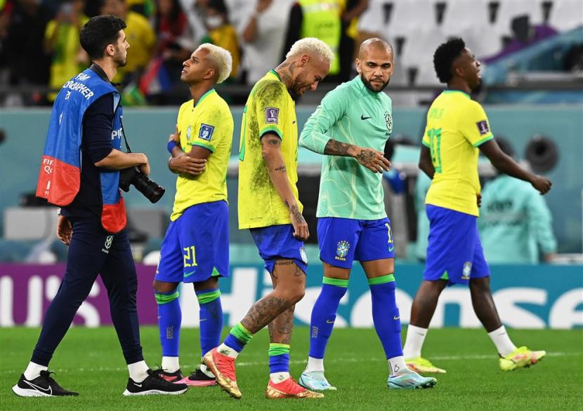 Reaksi pemain Brasil Neymar (Tengah) dan Dani Alves (2-R) setelah kalah dalam adu penalti pertandingan sepak bola perempat final Piala Dunia 2022 antara Kroasia dan Brasil di Stadion Education City di Doha, Qatar,  Jumat (9/12/2022).