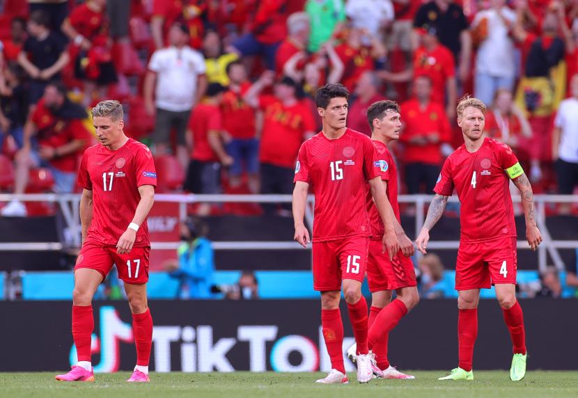  Reaksi pemain Denmark setelah kebobolan keunggulan 2-1 Belgia pada pertandingan sepak bola babak penyisihan grup B UEFA EURO 2020 antara Denmark dan Belgia di Kopenhagen, Denmark, 17 Juni 2021. 