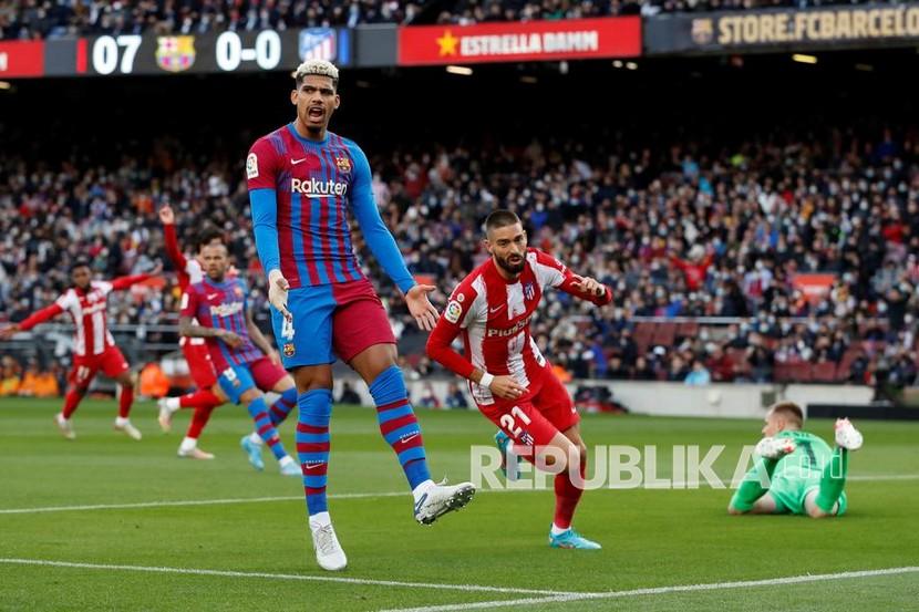 Reaksi pemain FC Barcelona Ronald Araujo (kiri) saat pertandingan sepak bola LaLiga Spanyol antara FC Barcelona dan Atletico Madrid di Barcelona, ??Spanyol, Senin (7/2/2022) dini hari WIB.