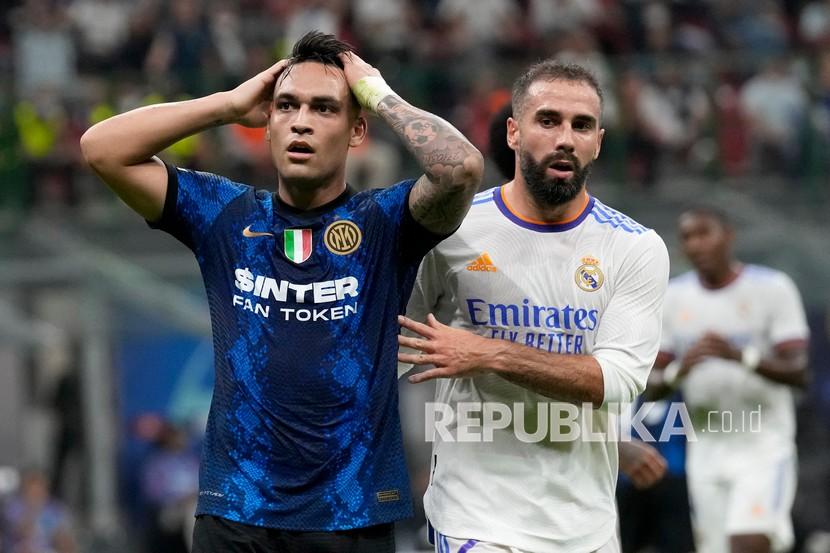 Reaksi pemain Inter Milan Lautaro Martinez setelah kehilangan peluang pada pertandingan sepak bola grup D Liga Champions antara Inter Milan dan Real Madrid di stadion San Siro di Milan, Italia, Kamis (16/9) dini hari WIB. 