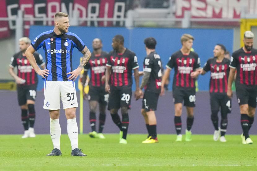 Reaksi pemain Inter Milan Skriniar setelah pemain AC Milan Rafael Leao mencetak gol ketiga timnya dalam pertandingan sepak bola Serie A antara AC Milan dan Inter Milan di stadion San Siro di Milan, Italia, Sabtu, 3 September 2022. 