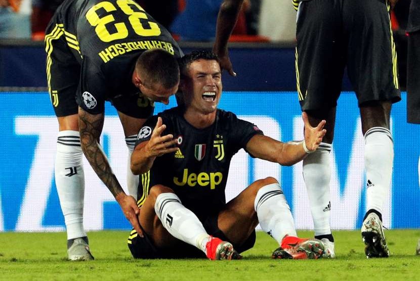 Reaksi pemain Juventus Cristiano Ronaldo usai diberi kartu merah dalam pertandingan Liga Champions antara Valencia melawan Juventus di Stadion Mestalla, di Valencia, Spanyol, (20/9).