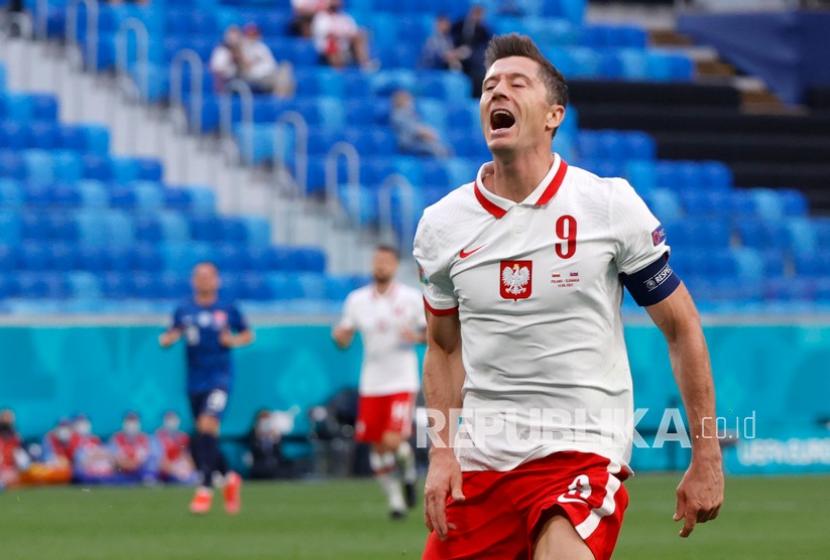 Reaksi pemain Polandia Robert Lewandowski setelah kehilangan peluang untuk mencetak gol pada pertandingan grup E kejuaraan sepak bola Euro 2020 antara Polandia vs Slovakia di stadion Saint Petersburg di St. Petersburg, Rusia, Senin (14/6). 