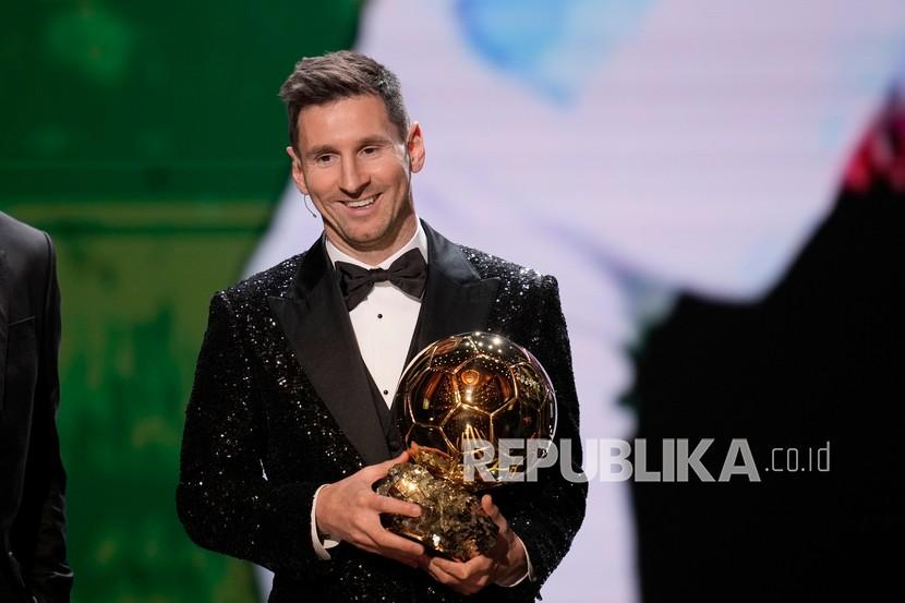 Reaksi Lionel Messi setelah memenangkan trofi Ballon d'Or.