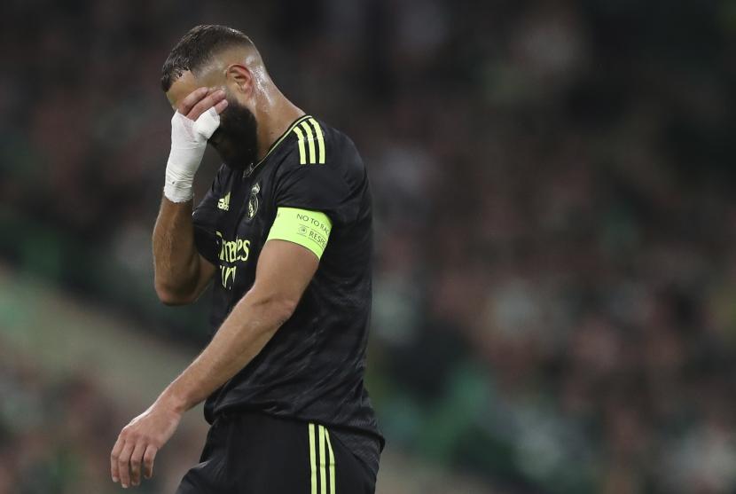  Reaksi pemain Real Madrid Karim Benzema saat pertandingan sepak bola Grup F Liga Champions antara Celtic dan Real Madrid di Celtic Park, Glasgow, Skotlandia, Rabu (7/9/2022) dini hari WIB. Benzema mengalami cedera di laga tersebut.