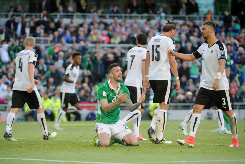 Reaksi pemain Republik Irlandia, Shane Duffy (tengah) di antara para pemain Austria pada laga kualifikasi Piala Dunia 2018 di Dublin, Ahad (11/6). Laga berakhir imbang 1-1.