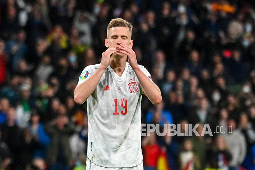 Reaksi pemain Spanyol Dani Olmo usai gagal mengeksekusi tendangan penalti pada pertandingan semifinal Piala Eropa 2020 antara Italia dan Spanyol di Stadion Wembley, London, Inggris, Rabu (7/7) dini hari WIB.