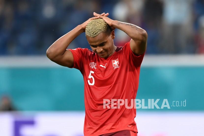 Reaksi pemain Swiss Manuel Akanji setelah gagal mengeksekusi penalti pada pertandingan perempat final kejuaraan sepak bola Euro 2020 antara Swiss dan Spanyol, di stadion Saint Petersburg di Saint Petersburg, beberapa waktu lalu.