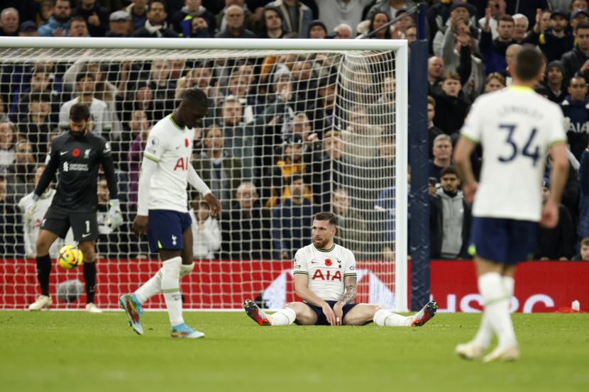 Reaksi pemain Tottenham Pierre-Emile Hojbjerg selama pertandingan sepak bola Liga Inggris antara Tottenham Hotspur dan Liverpool di Stadion Tottenham Hotspur, di London, Ahad (6/11/2022).. 