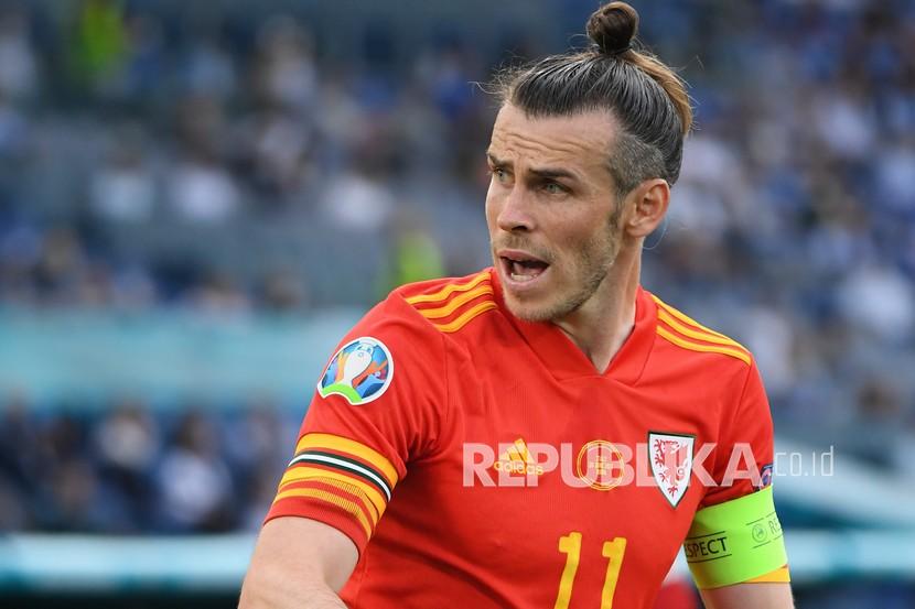 Reaksi pemain Wales Gareth Bale pada pertandingan grup A kejuaraan sepak bola Euro 2020 antara Italia dan Wales di stadion Stadio Olimpico di Roma, Ahad (20/6).