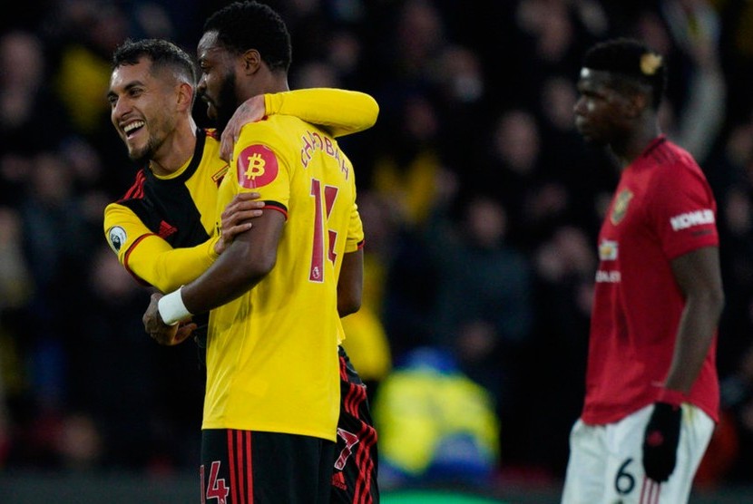 Reaksi pemain Watford usai mengalahkan Manchester United 2-0 di Vicarage Road, Ahad (22/12). 