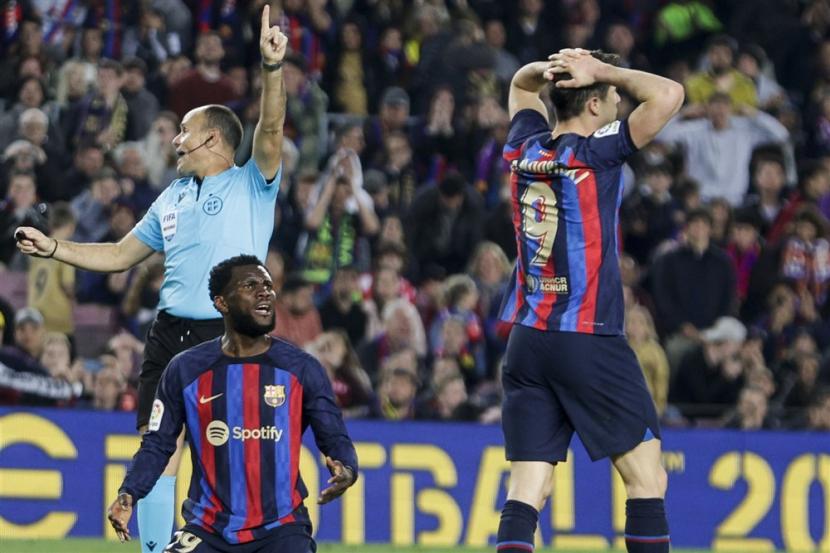 Reaksi penhyerang Barcelona Robert Lewandowski dan gelandang Franck Kessie saat gagal mencetak gol ke gawang Girona dalam lanjutan La Liga Spanyol di Camp Nou, Selasa (11/4/2023) dini hari WIB.
