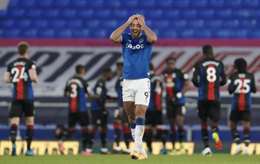 Reaksi penyerang Everton Dominic Calvert-Lewin setelah timnya kebobolan pada menit-menit akhir oleh Crystal Palace.